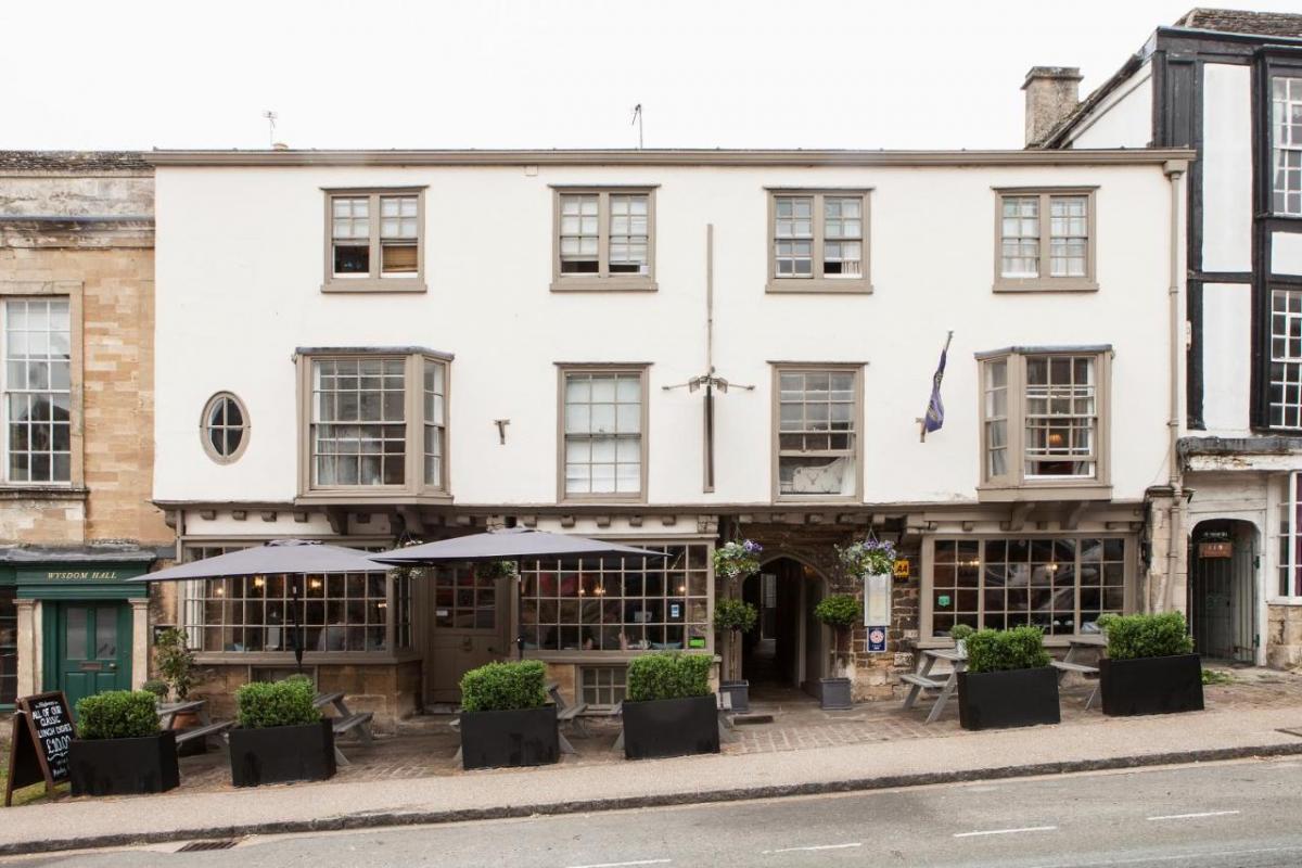 Places to eat in Burford - The Highway Inn